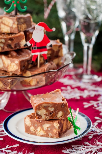 Foto fatias de chocolate com calda de natal