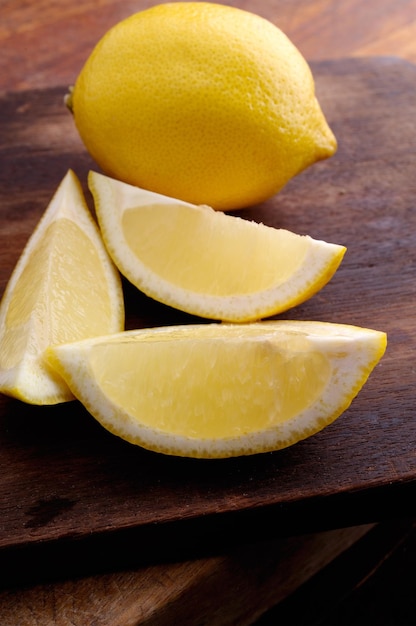 Fatias de cítricos picantes CloseUp de fatias de limão fresco repleto de aroma picante em resolução 4K