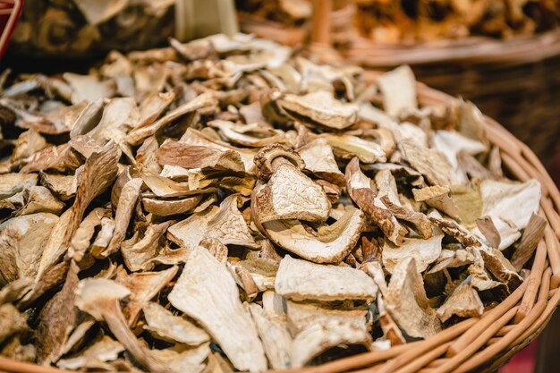 Fatias de cogumelos secos cogumelos porcini secos à venda na loja cogumelos secos no mercado produto de alta proteína cogumelos desidratados comida vegetariana ou vegana