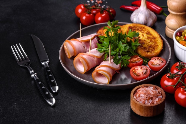 Fatias de delicioso bacon cru ou salgado com especiarias sal legumes e ervas em uma tábua de madeira