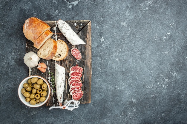 Foto fatias de delicioso fuet de salsicha espanhola em um local de receita de menu de banner de fundo escuro para vista superior do texto