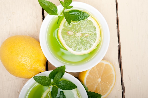Fatias de frutas cítricas com bebida na mesa