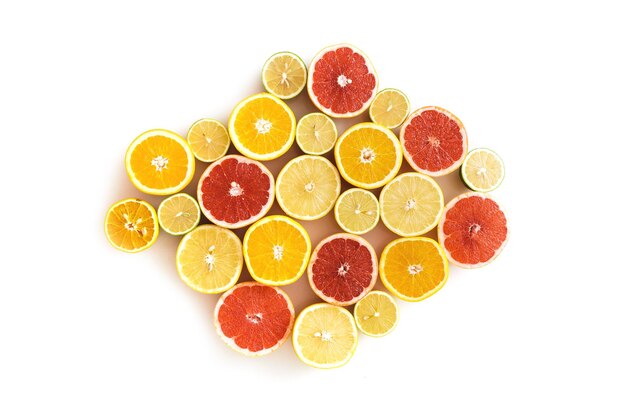 Fatias de frutas cítricas, como toranja laranja limão e limão no fundo branco