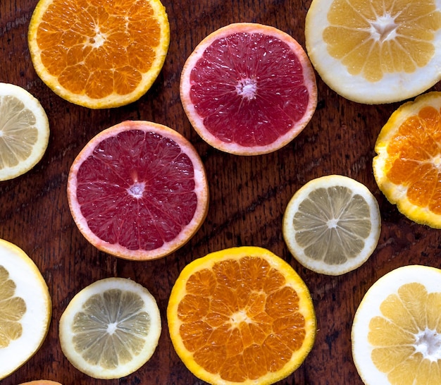 Fatias de frutas cítricas na mesa de madeira