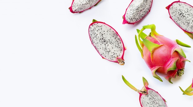 Fatias de frutas de dragão, pitaya isolado no fundo branco. Deliciosas frutas exóticas tropicais