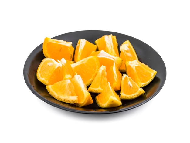 Fatias de frutas frescas de laranja em fundo branco