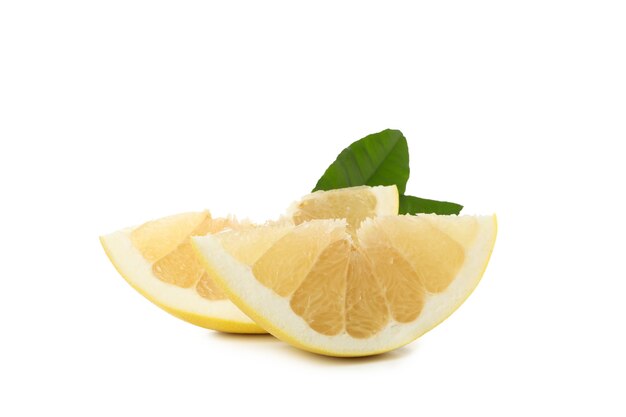 Fatias de frutas Pomelo isoladas em fundo branco