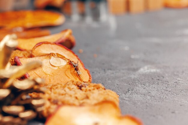 Fatias de frutas secas com biscoitos close-up na mesa da cozinha