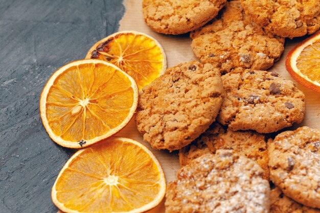 Fatias de frutas secas com biscoitos fecham na mesa da cozinha