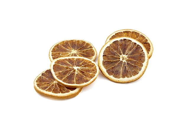 Fatias de frutas secas de laranja isoladas em fundo branco