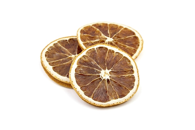 Fatias de frutas secas de laranja isoladas em fundo branco