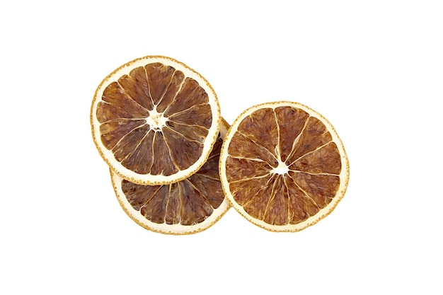 Fatias de frutas secas de laranja isoladas na vista superior do fundo branco