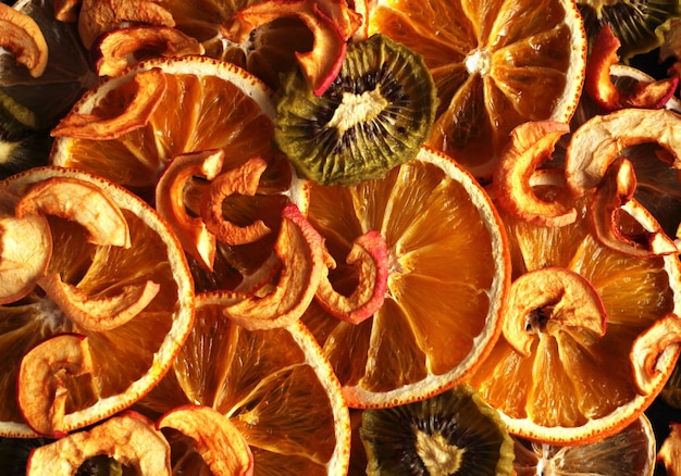 Fatias de frutas secas laranja limão maçã closeup vista superior