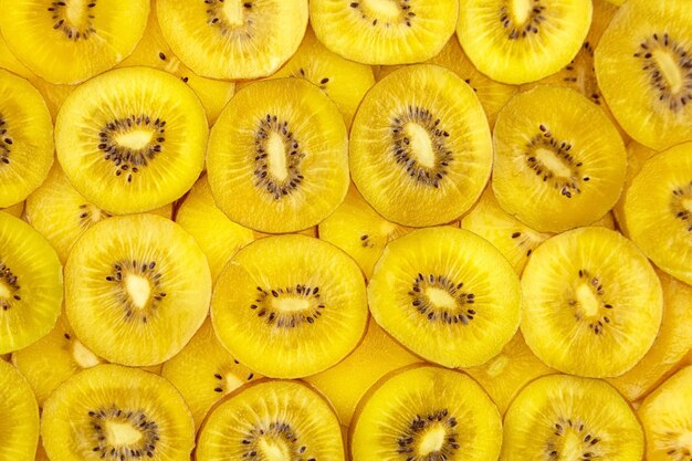 Fatias de kiwi amarelo suculento fresco com sementes pretas