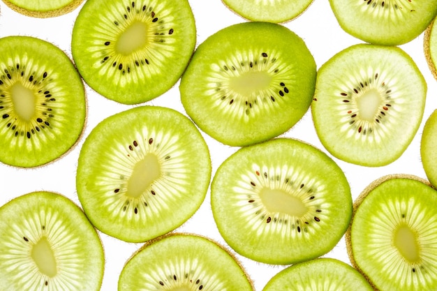 Fatias de kiwi doce brilhante em branco