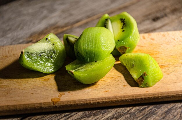 Fatias de kiwi em uma placa de cozinha Cozinhar na cozinha