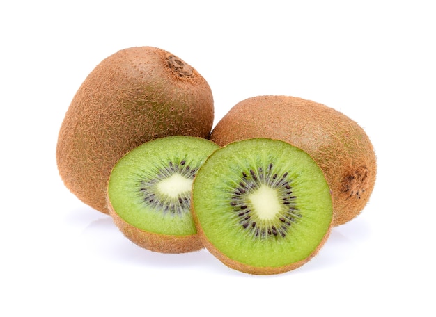 Fatias de kiwi isoladas em branco.