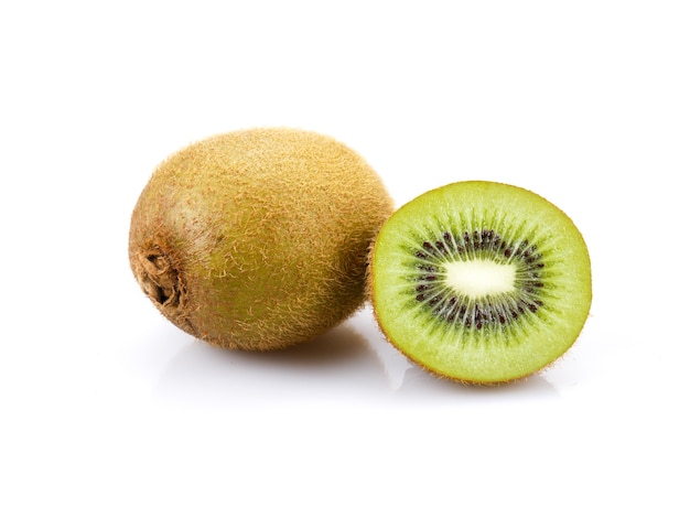 Fatias de kiwi isolado no fundo branco