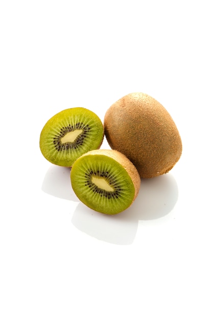 Fatias de kiwi no fundo branco