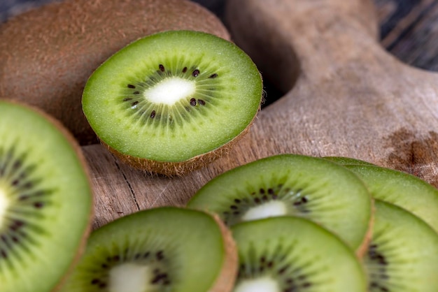 Fatias de kiwi verde em uma placa de corte