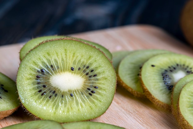 Fatias de kiwi verde em uma placa de madeira