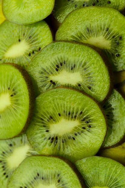 Foto fatias de kiwi verde fecham o fundo natural