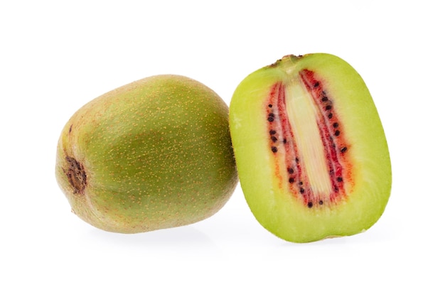 Fatias de kiwi vermelho isolado no fundo branco