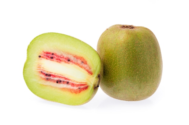 Fatias de kiwi vermelho isolado no fundo branco