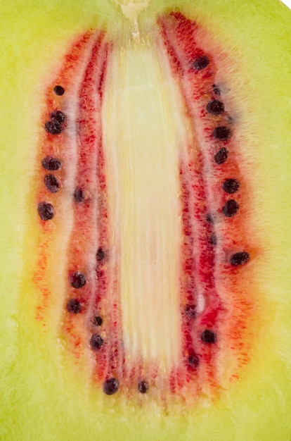 Fatias de kiwi vermelho isolado no fundo branco