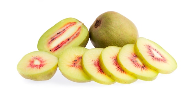 Fatias de kiwi vermelho isolado no fundo branco