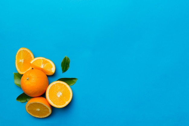 Fatias de laranja de frutas frescas em fundo colorido Vista superior Conceito criativo de verão do espaço de cópia Metade dos citros em configuração plana mínima com espaço de cópia