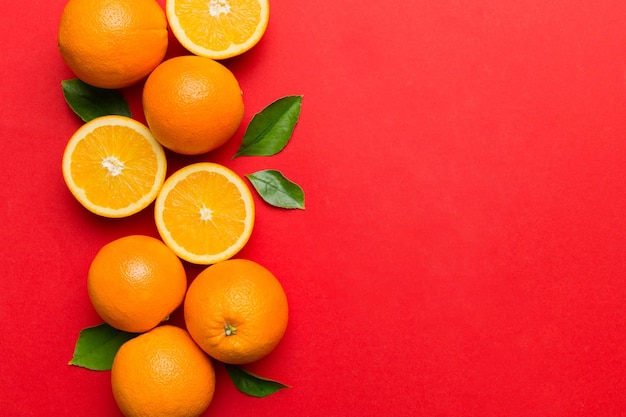 Fatias de laranja de frutas frescas em fundo colorido Vista superior Conceito criativo de verão do espaço de cópia Metade dos citros em configuração plana mínima com espaço de cópia