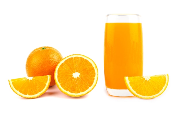 Foto fatias de laranja e copo de suco de laranja