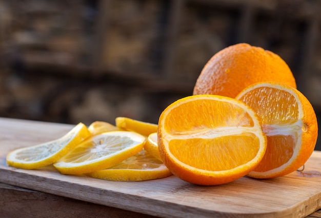 Fatias de laranja e limão em uma mesa de madeira