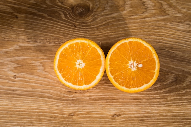 Fatias de laranja em uma mesa de madeira