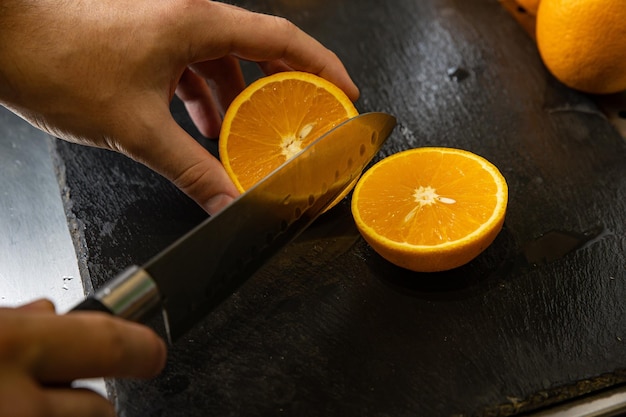 Fatias de laranja frescas com faca