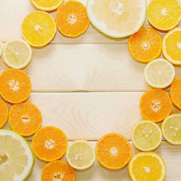 Fatias de laranja na tábua de madeira