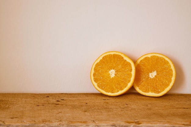 Fatias de laranja orgânica fresca em uma tábua de madeira.