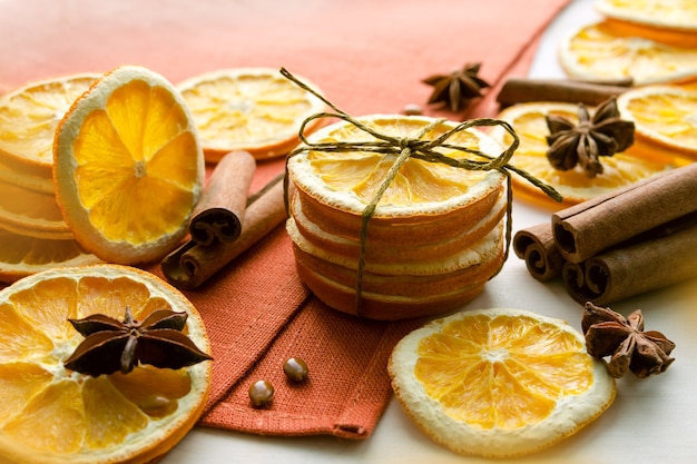 Fatias de laranja secas e vela