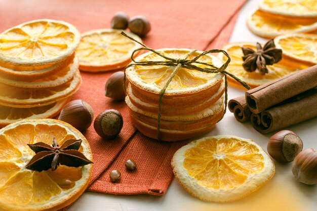 Fatias de laranja secas e vela