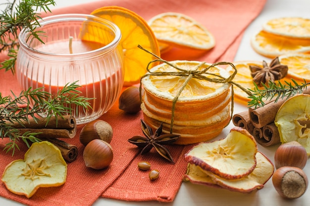 Fatias de laranja secas e vela