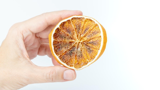 Fatias de laranja secas. Grupo de fatias de laranja secas isoladas no fundo branco.