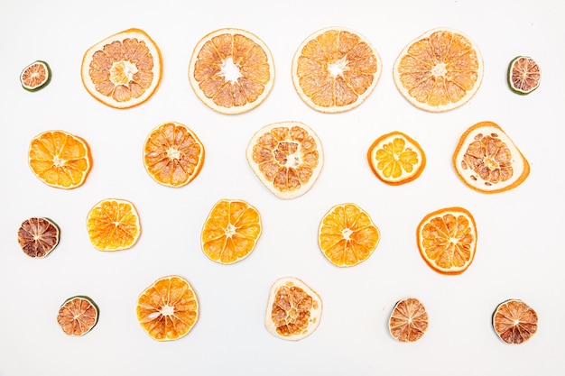 Foto fatias de laranja secas isoladas em parede branca