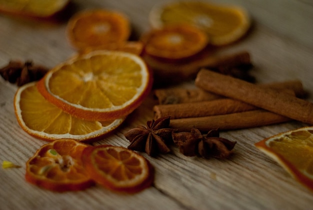 Fatias de laranja secas na mesa com canela e anis estrelado