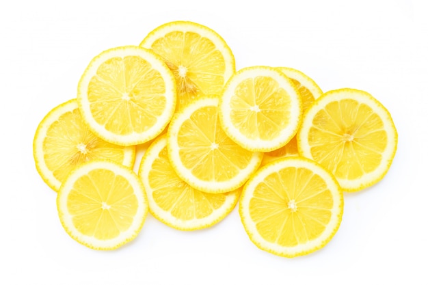 Fatias de limão fresco isoladas