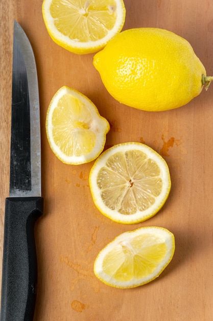 Fatias de limão na tábua de cortar Vista superior Fechar