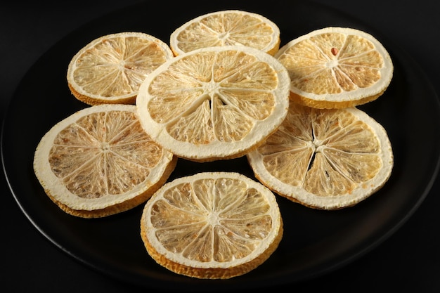 Fatias de limão secas em uma placa preta