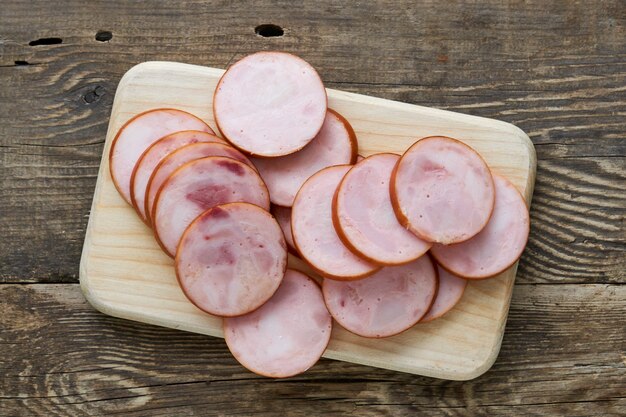 Fatias de linguiça de frango em uma tábua de madeira