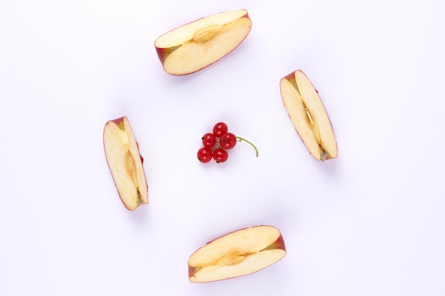 Fatias de maçã e bagas vermelhas isoladas em fundo branco Closeup de frutas doces e bagas Conceito de comida saudável