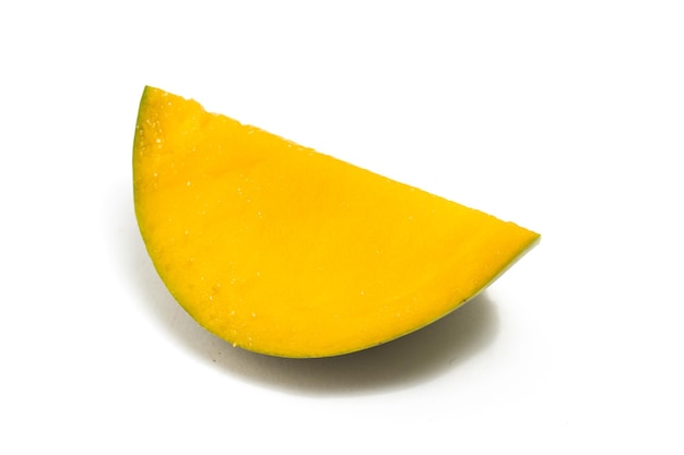Fatias de manga verde orgânica fresca deliciosa fruta vista lateral isolada em fundo branco